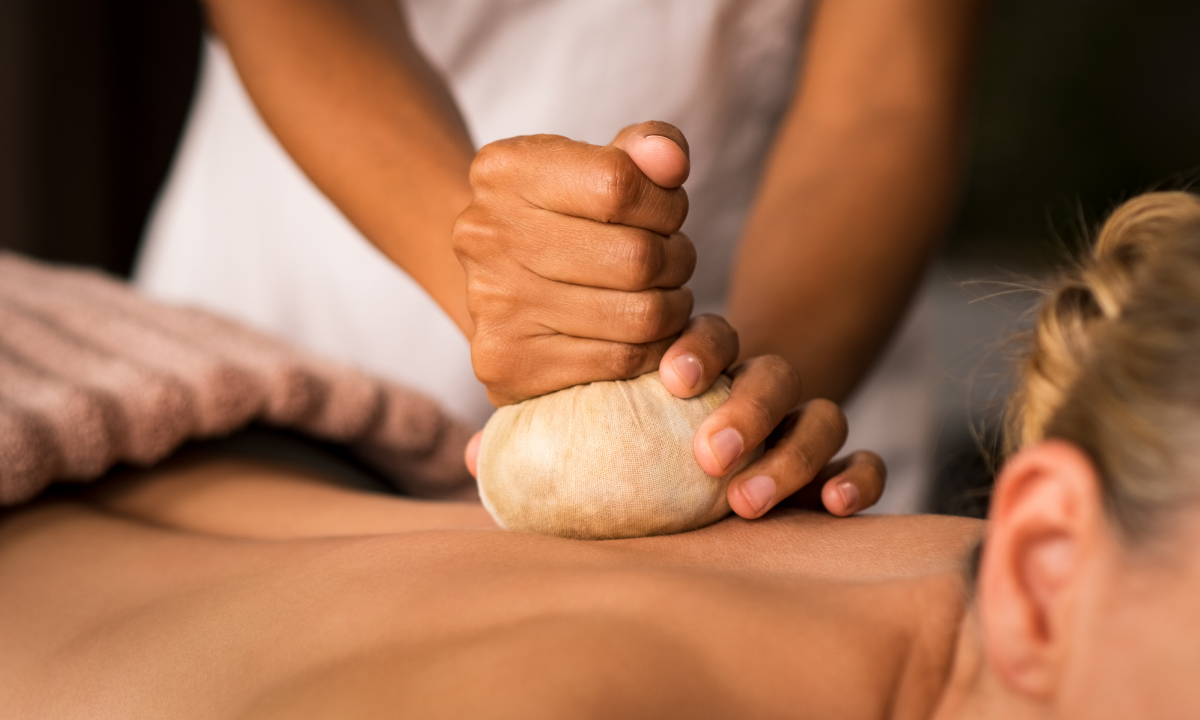 Churna Pindasveda – Anleitung für eine Ayurvedische Massage mit dem Kräuterstempel
