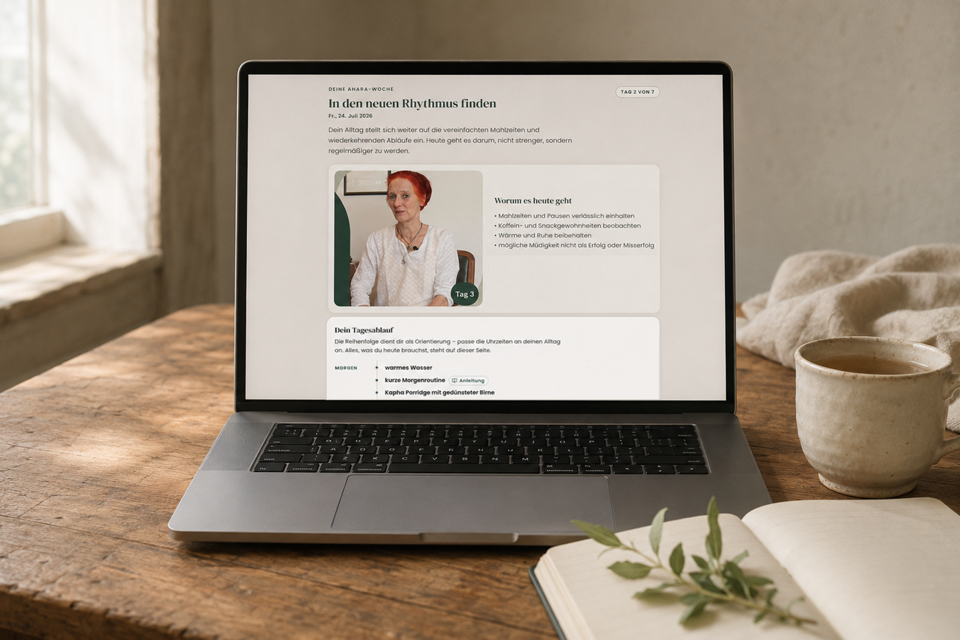 Das Miraherba Fastenportal mit Tagesübersicht, Videobegleitung und Tagesplan auf Laptop und Smartphone